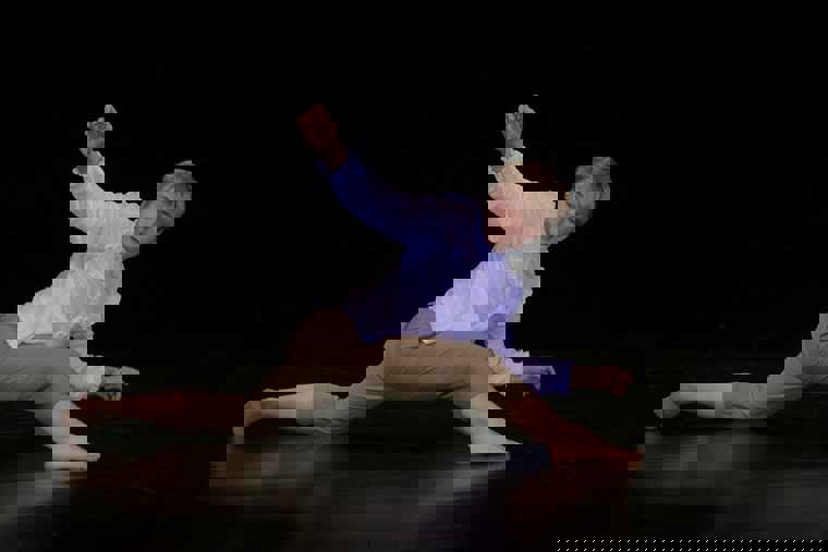 studenti tančí na představení