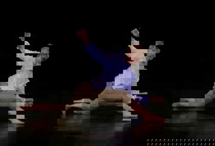 studenti tančí na představení