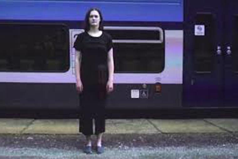 tanečnice před vlakovou soupravou