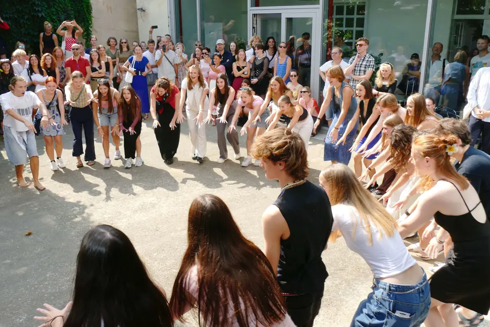 studenti na dvorečku