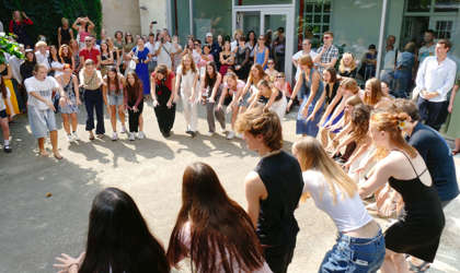 studenti na dvorečku