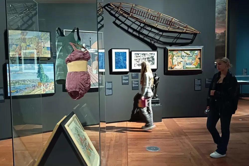 studenti na výstavě