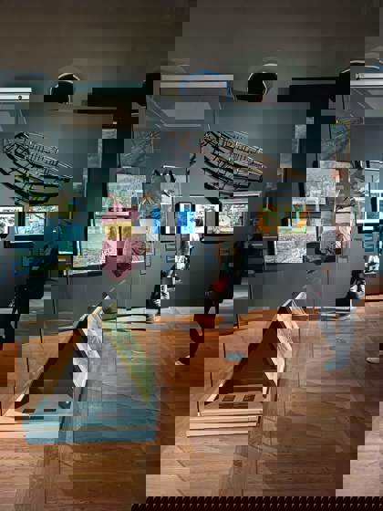 studenti na výstavě