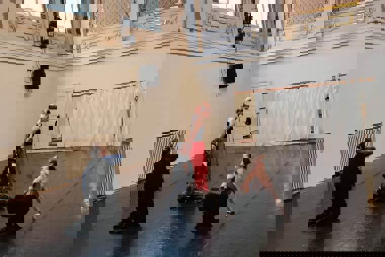 studenti tančí na tanečním sále