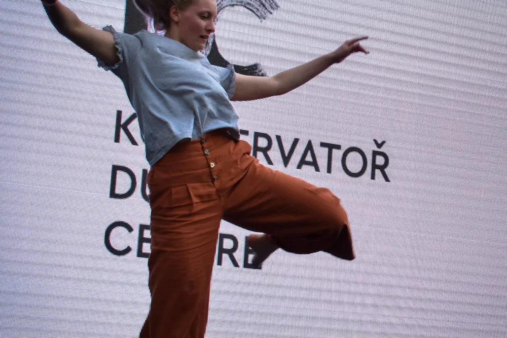Tančící studentky