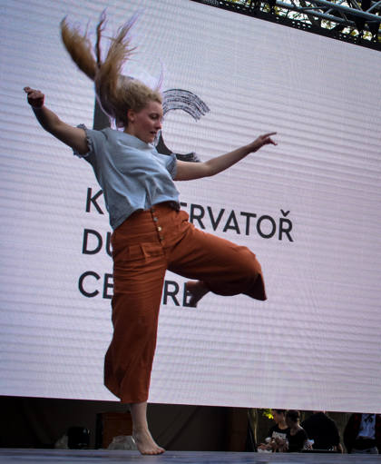 Tančící studentky