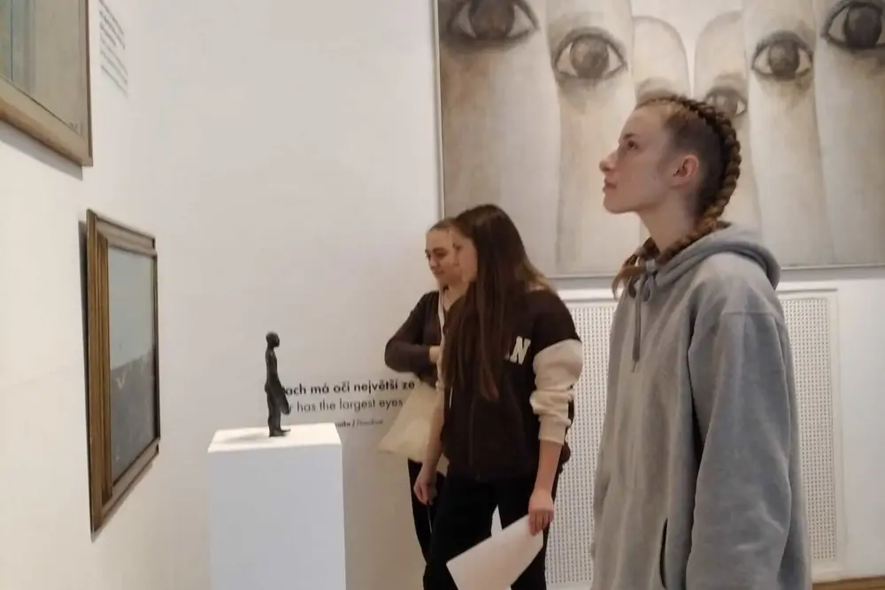 studenti v galerii