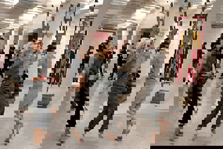 studenti tančí v Národní galerii