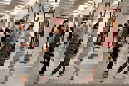 studenti tančí v Národní galerii