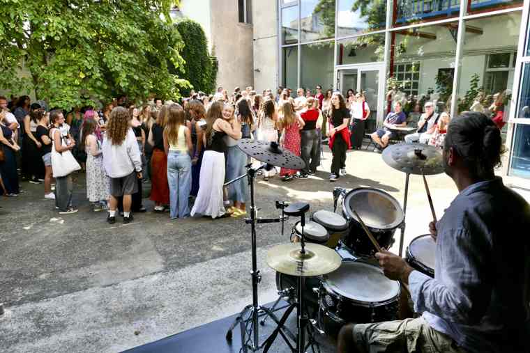 Slavnostní zahájení na dvorečku