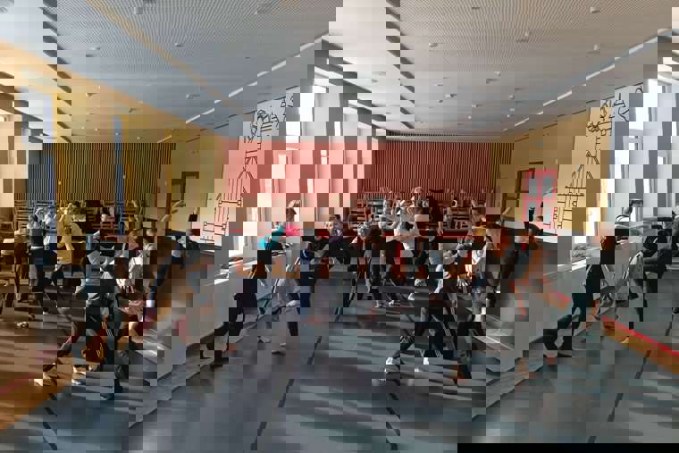 studenti na tanečním sále