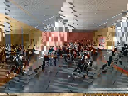 studenti na tanečním sále