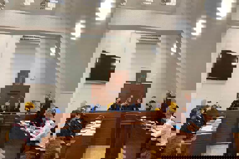 studenti na simulovaném soudním řízení