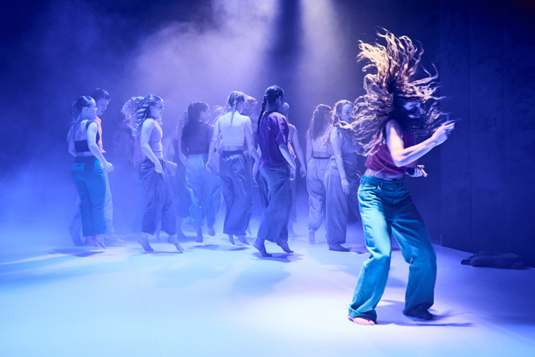 studenti při představení