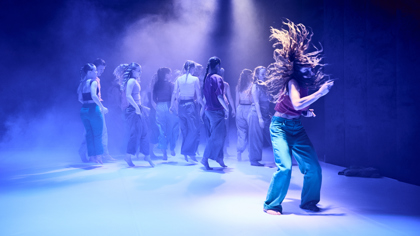 studenti při představení