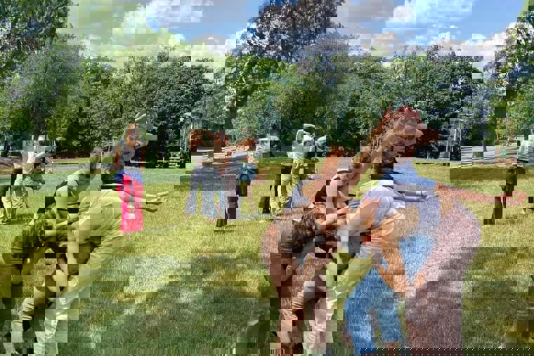 studenti tančí venku