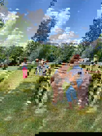 studenti tančí venku