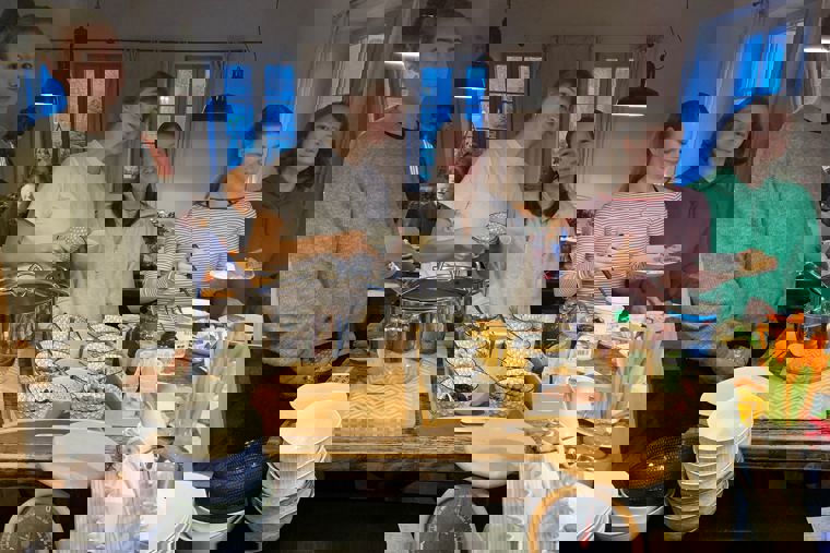 studenti na snídani