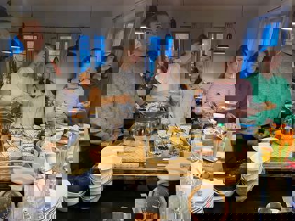 studenti na snídani