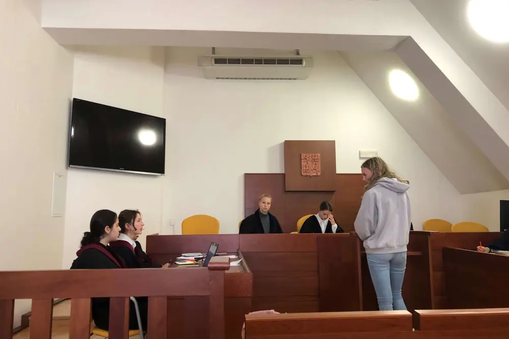 Žáci na simulovaném soudu