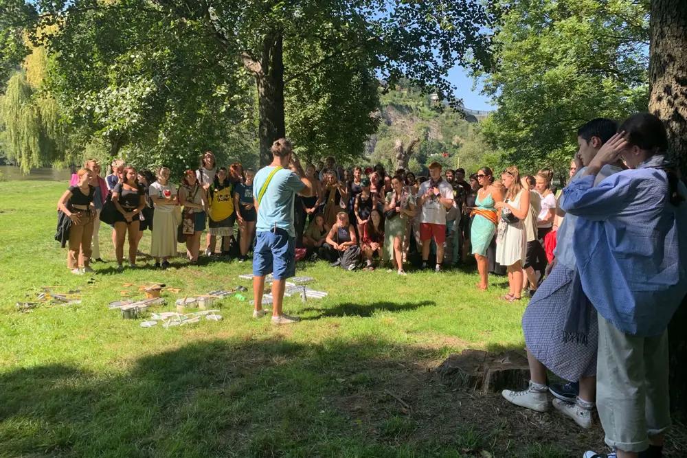 studenti v parku