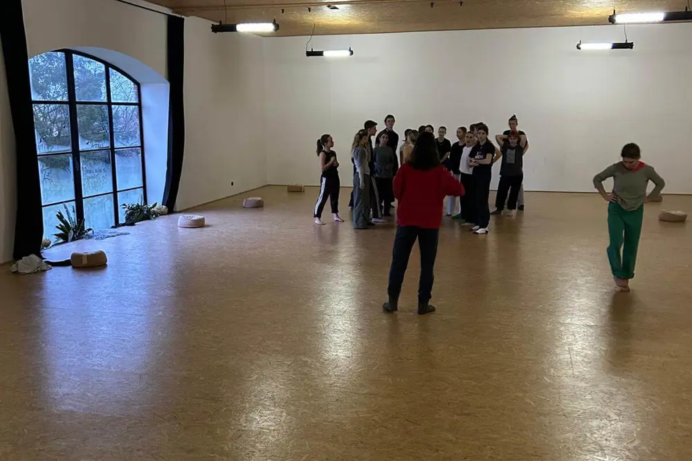 studenti zkouší na sále