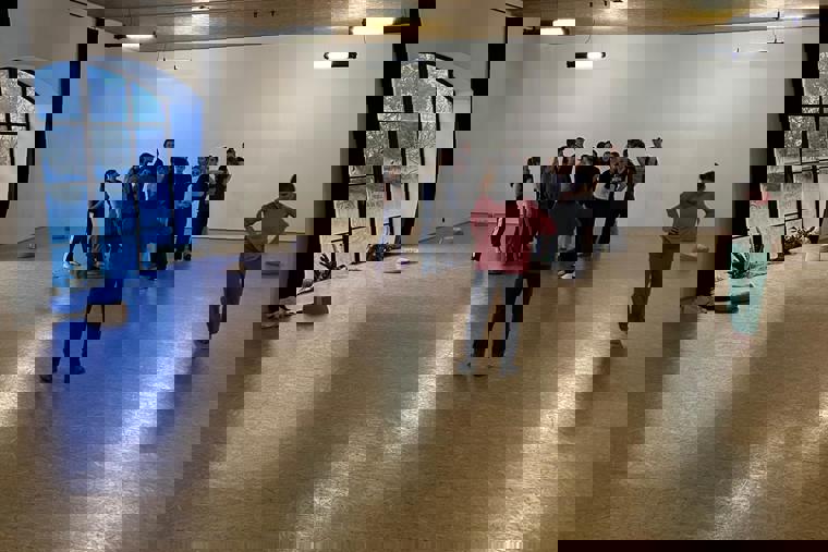 studenti zkouší na sále