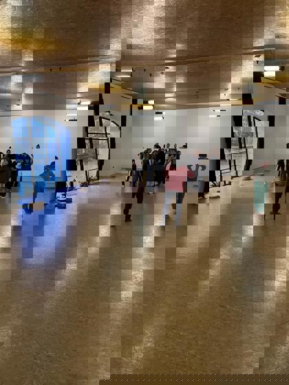 studenti zkouší na sále