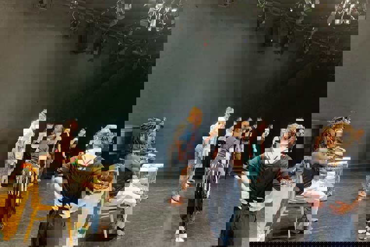 studenti na workshopu afrického tance