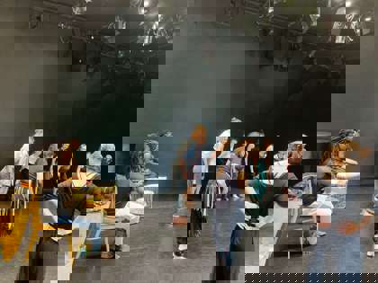 studenti na workshopu afrického tance