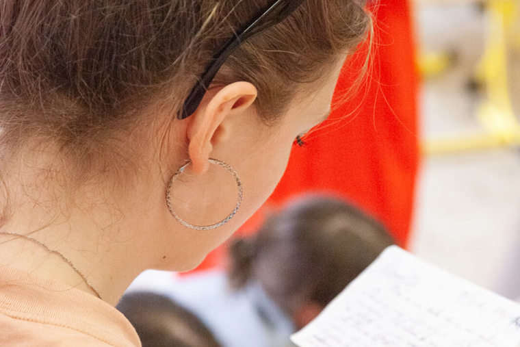 studentka zkoumá prameny