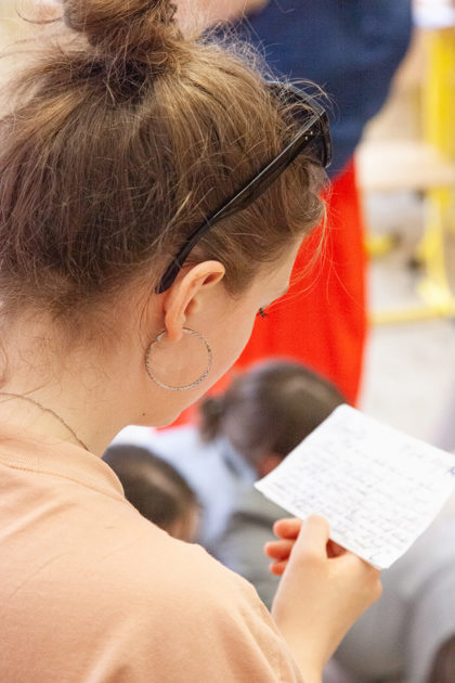 studentka zkoumá prameny