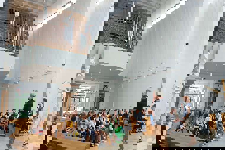 interiér kostela a studenti DC