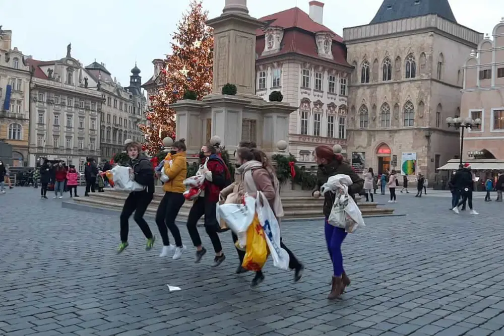 Tanečníci s igelitovými taškami na Staroměstském náměstí