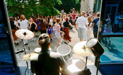 studenti na dvorečku