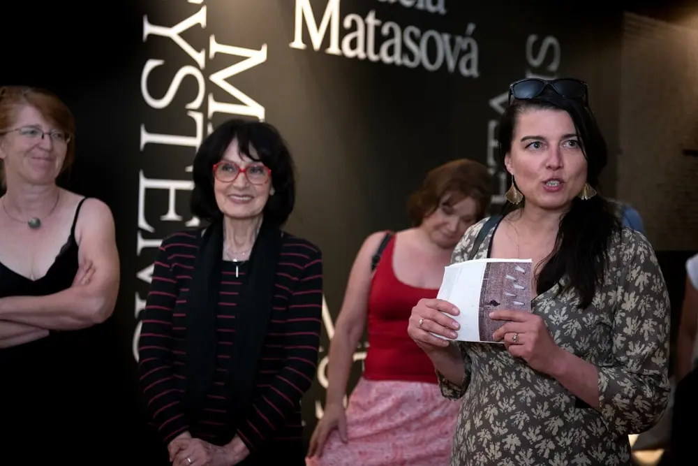 Adéla Matasová a kurátorka Veronika Marešová