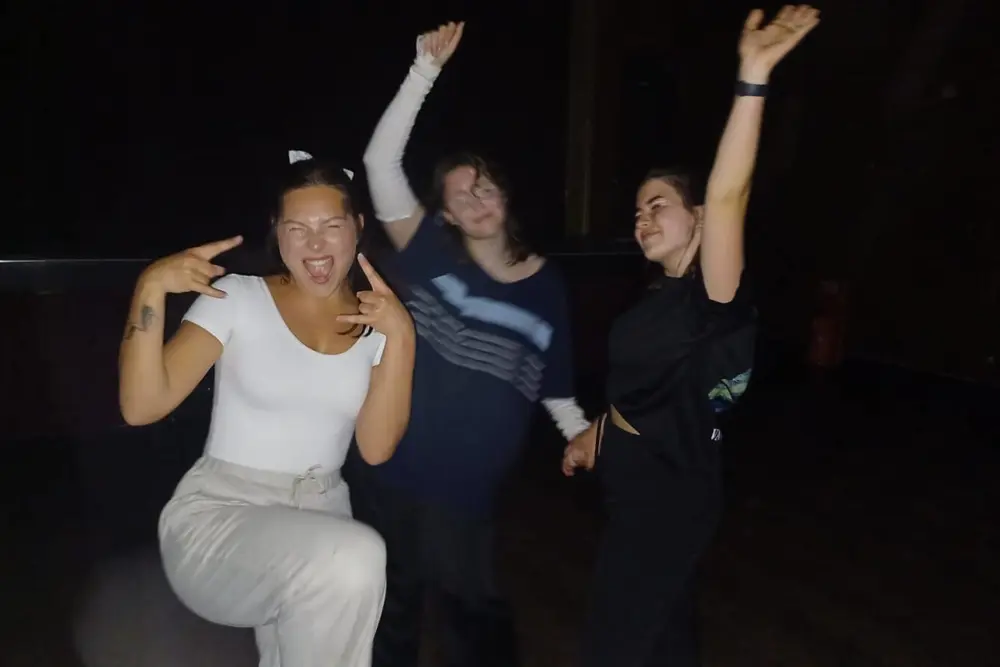 studenti na večírku