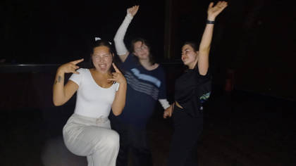 studenti na večírku