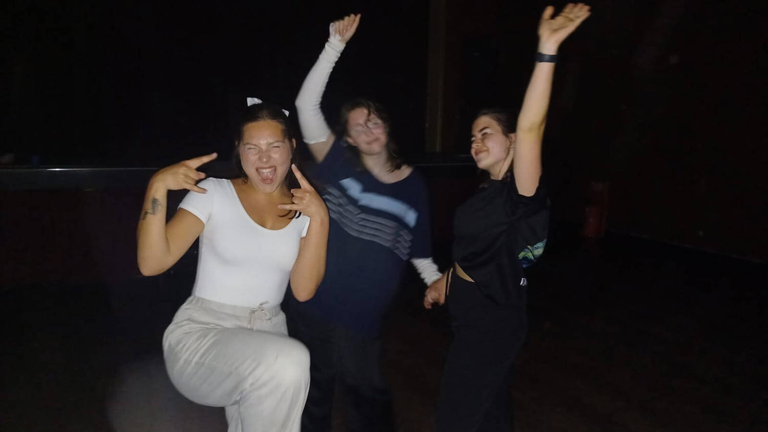 studenti na večírku