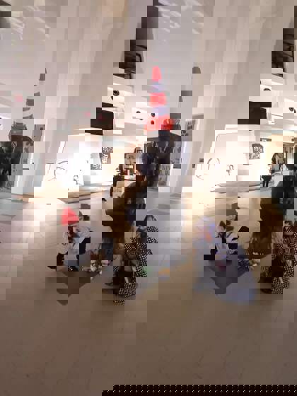 Studenti na výstavě