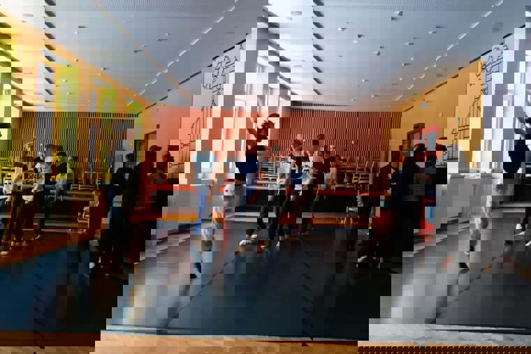 studenti na tanečním sále