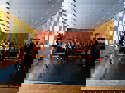 studenti na tanečním sále