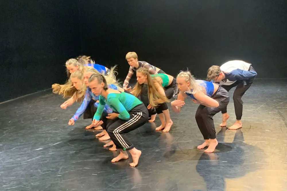 Tanečníci v choreografii Tajnosti