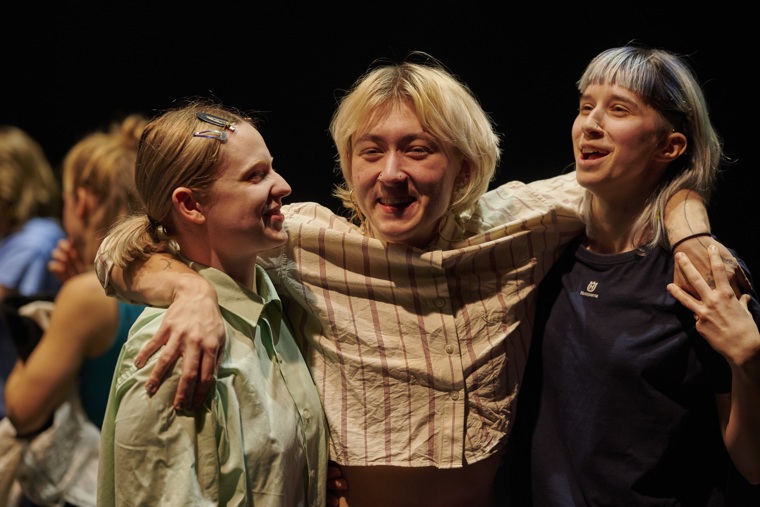 studenti tančí na představení