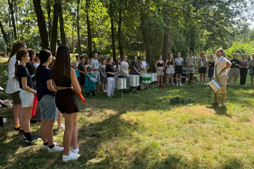 studetni bubnují v parku