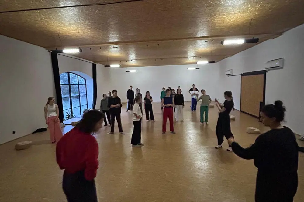 studenti zkouší na sále