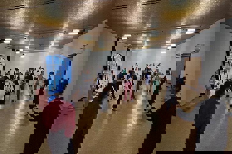 studenti zkouší na sále