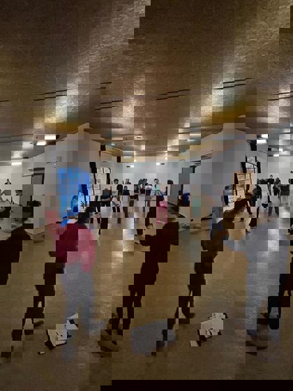 studenti zkouší na sále