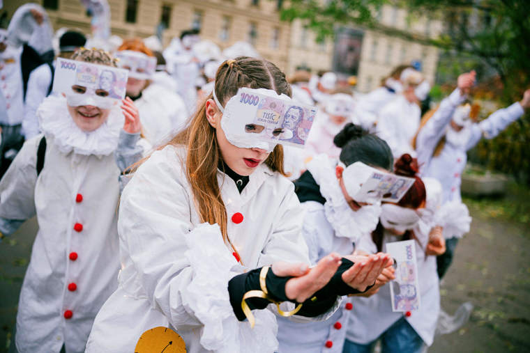 studenti v satirickém průvodu
