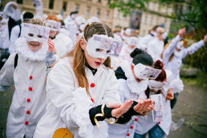 studenti v satirickém průvodu